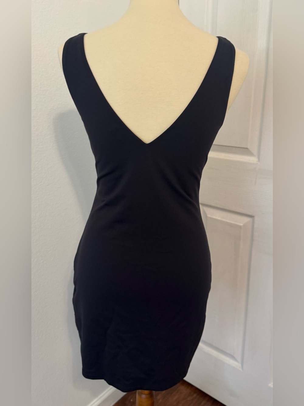 Aritzia Babaton Contour V-Neck Mini Dress Bodycon LBD Sexy Club Stretch Large - Picture 2 of 11